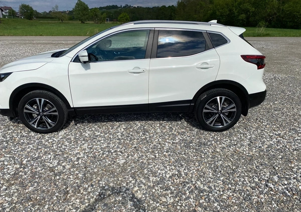 Nissan Qashqai cena 76999 przebieg: 125000, rok produkcji 2019 z Pabianice małe 704